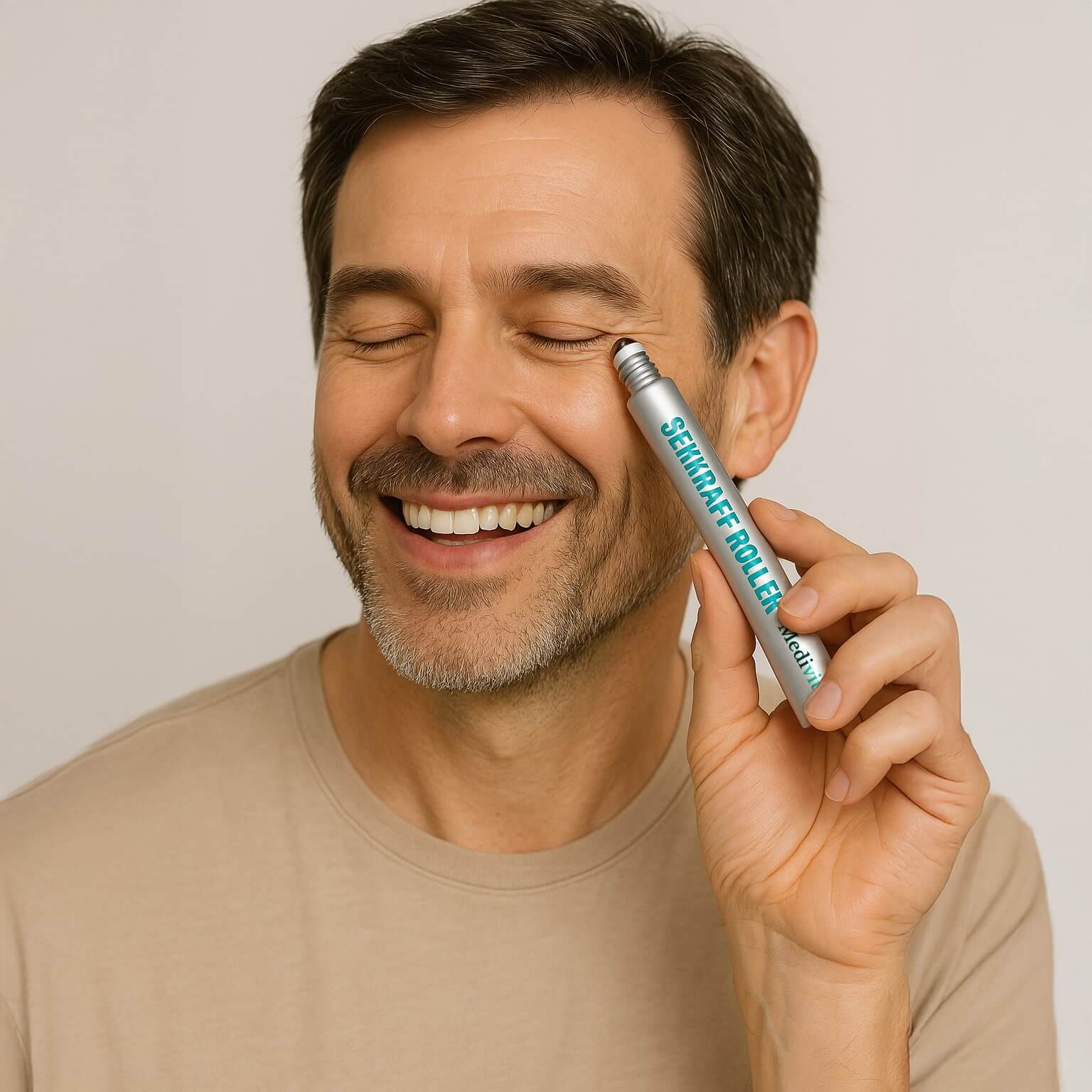 Man using SehKraft-Roller Medivita for natural eye care and refreshment